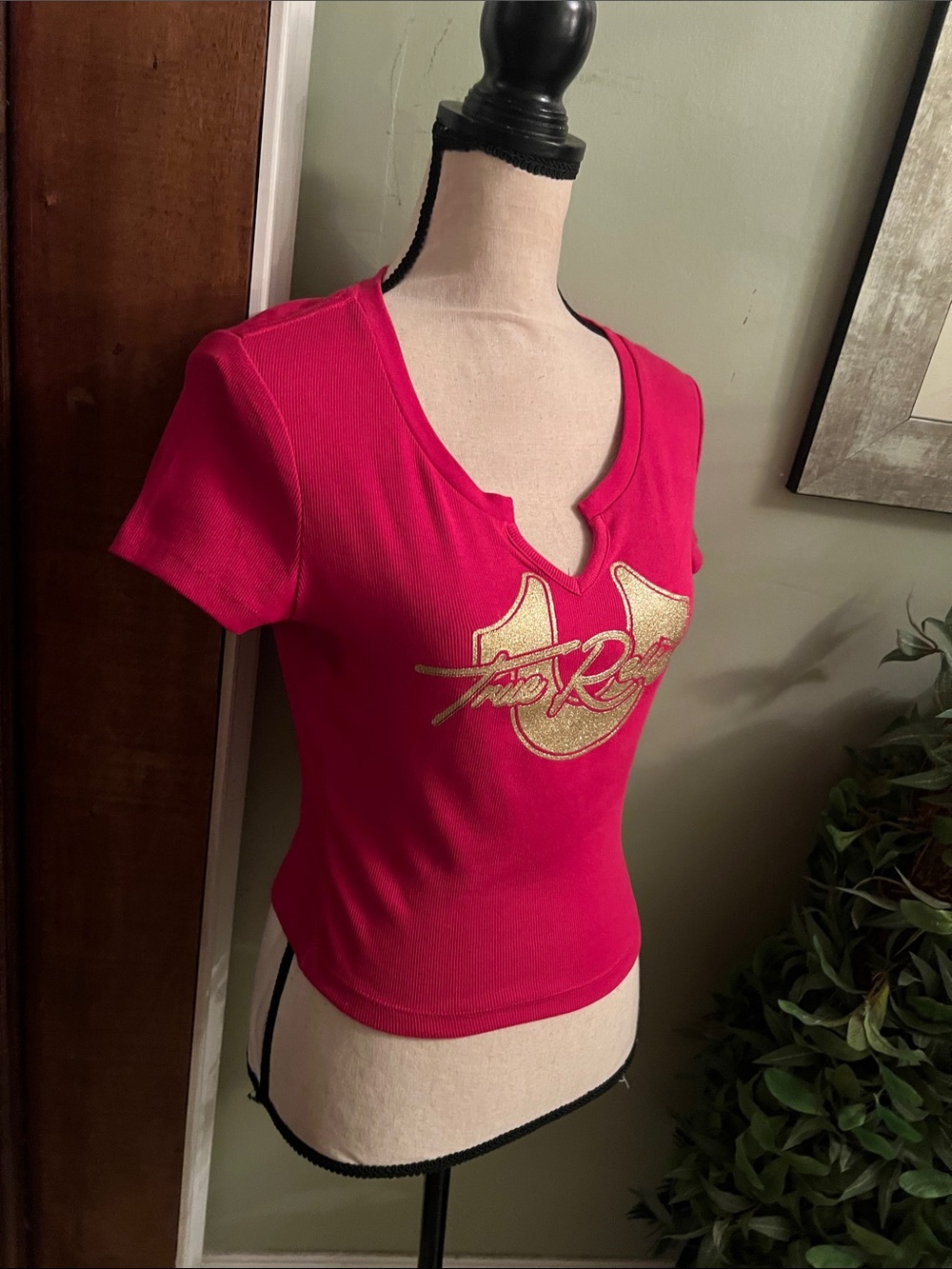 True Religion Red Short-Sleeve Logo Notch-Neck Tee - Picture 6 of 13